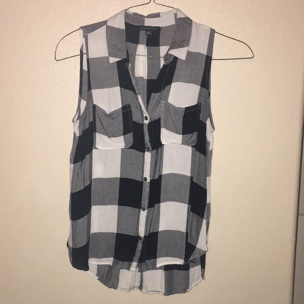 Sleeveless plaid shirt